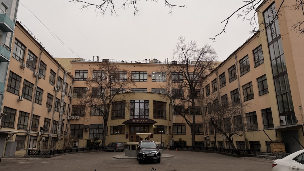 Конструктивистский дом по проекту Веснина 20-х прошлого века. Фото: Мир Квартир