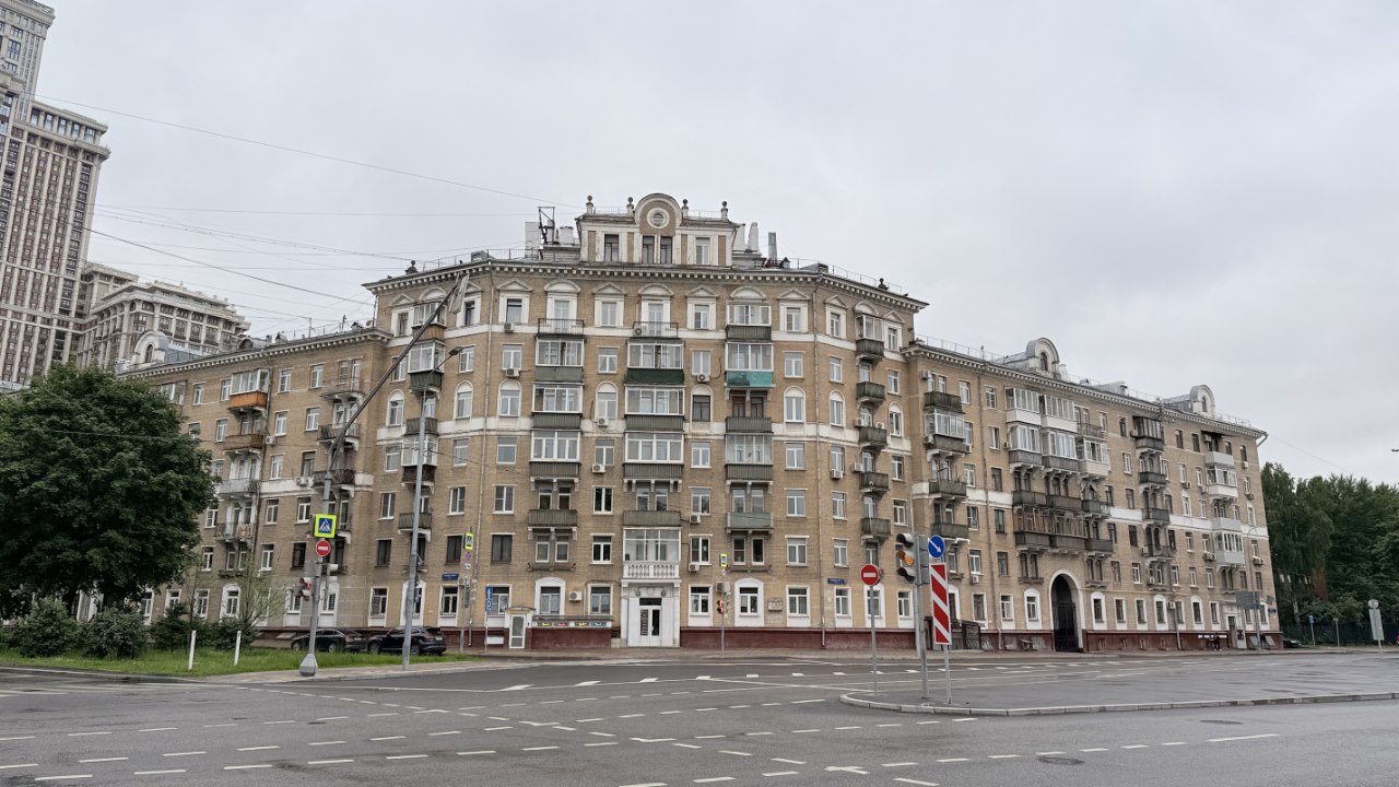 Надстройки на домах предназначались под мастерские художников. Фото: Мир Квартир