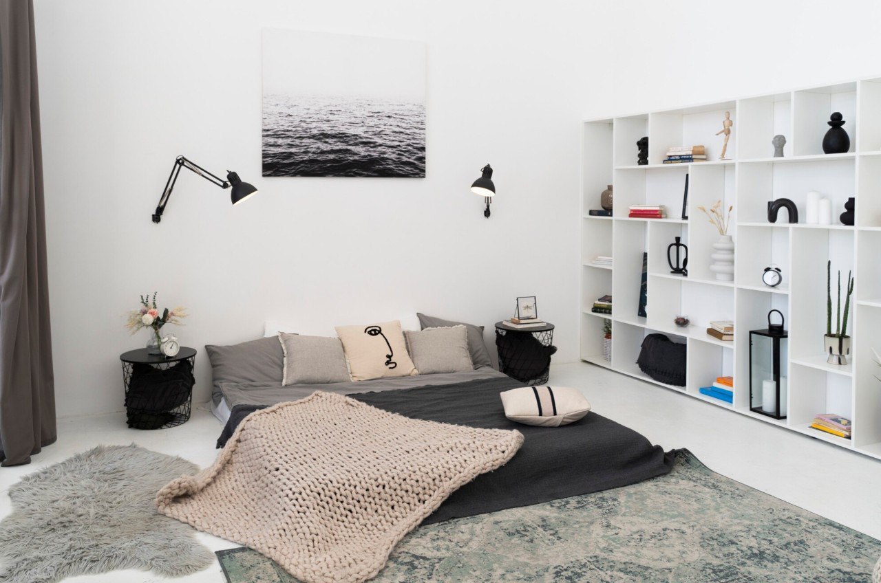 Полки или стеллаж – отличный способ разместить все мелочи. Фото: Pantum