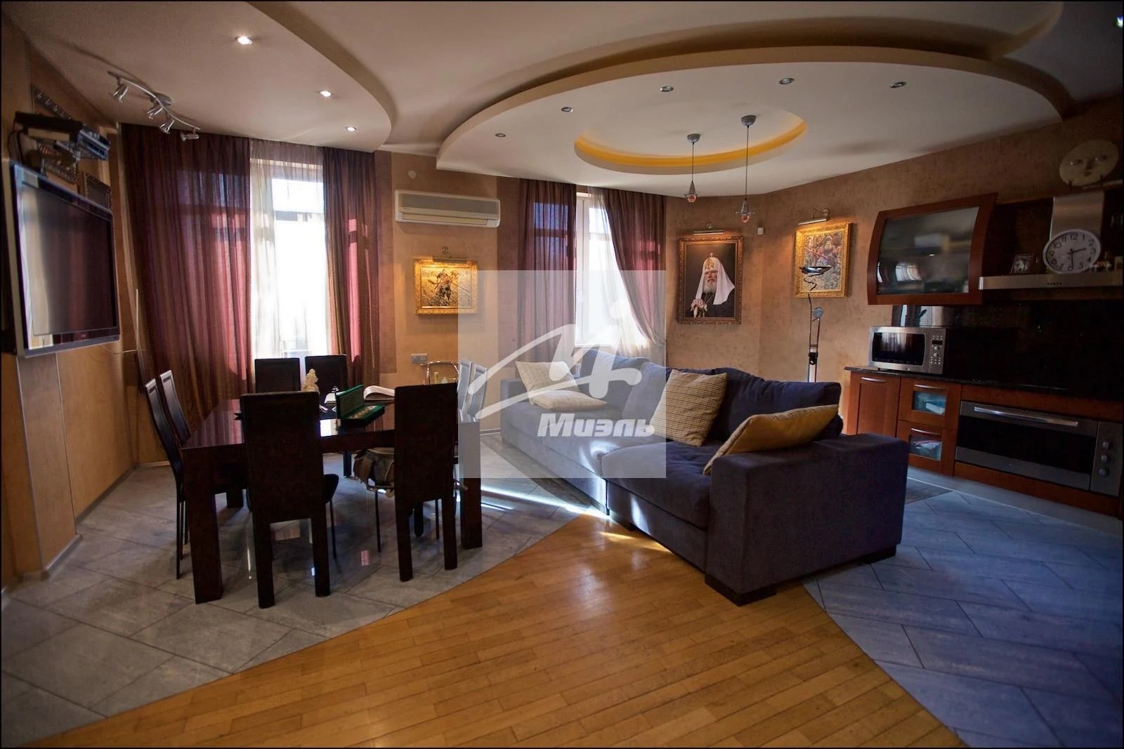 Что было модно в 90-х, сейчас уже не продается. Фото: Миэль