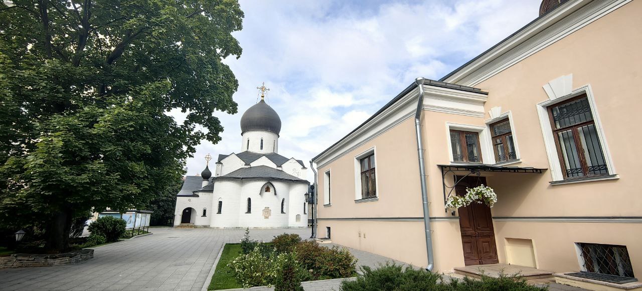 Жилой дом построен в одном дворе с Марфо-Мариинской обителью. Фото: Мир Квартир