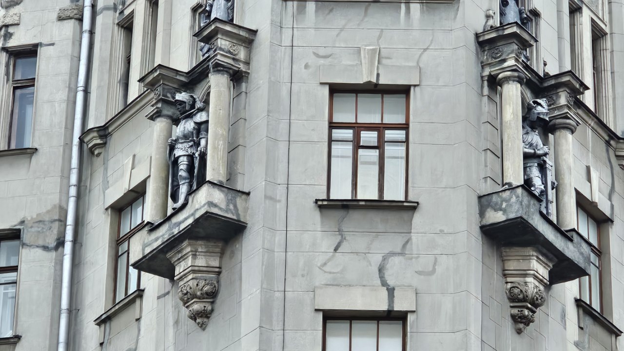 Рыцари на Доме актера. Фото: Мир Квартир