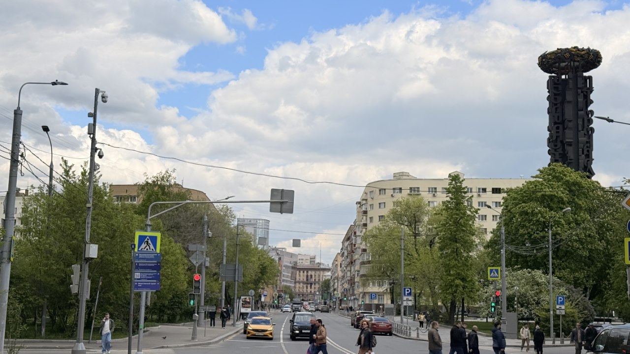 Справа – монумент Дружба навеки. Фото: Мир Квартир