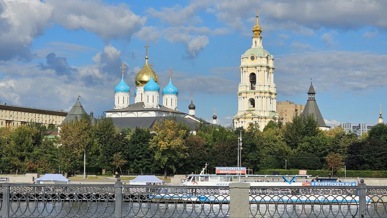 Новоспасский монастырь со стороны набережной. Фото: Мир Квартир